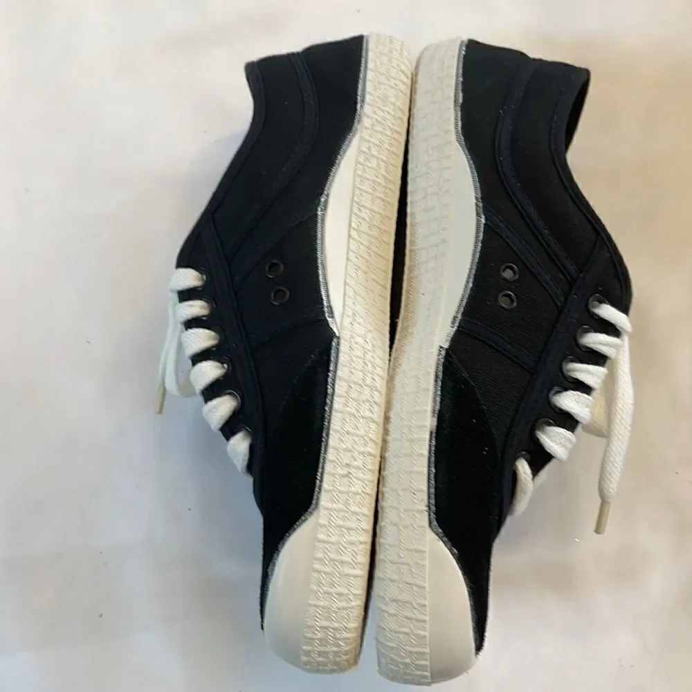 BACKYARD FOOTWEAR BASIC SHOE.  BLACK/WHITE.  NEW IN BOX